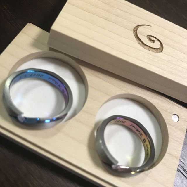 【SORA(ソラ)の口コミ】 ダイヤモンドが挟まっている特徴的な指輪と色をオーダーでグラデーション…