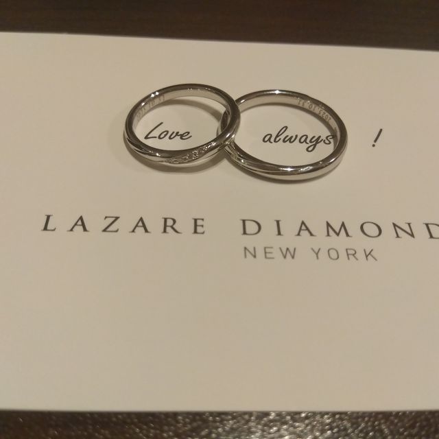 【ラザール ダイヤモンド(LAZARE DIAMOND)の口コミ】 シンプルながら、流れるようなラインがお揃いの男女セットのデザインです…