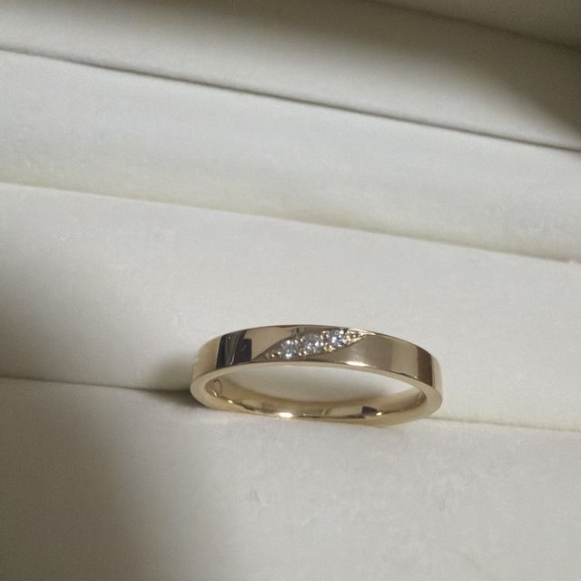 【ケイウノ ブライダル(K.UNO BRIDAL)の口コミ】 ストレートの平打ちタイプに、ダイヤ３つを斜めにアレンジ。指が太いく、…