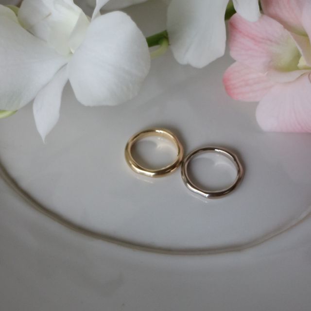 【atelier ST, CAT(アトリエ エスティーキャット)の口コミ】 K18ゴールドで質感はセミマットの指輪です。
金属の素材や質感デザインを…