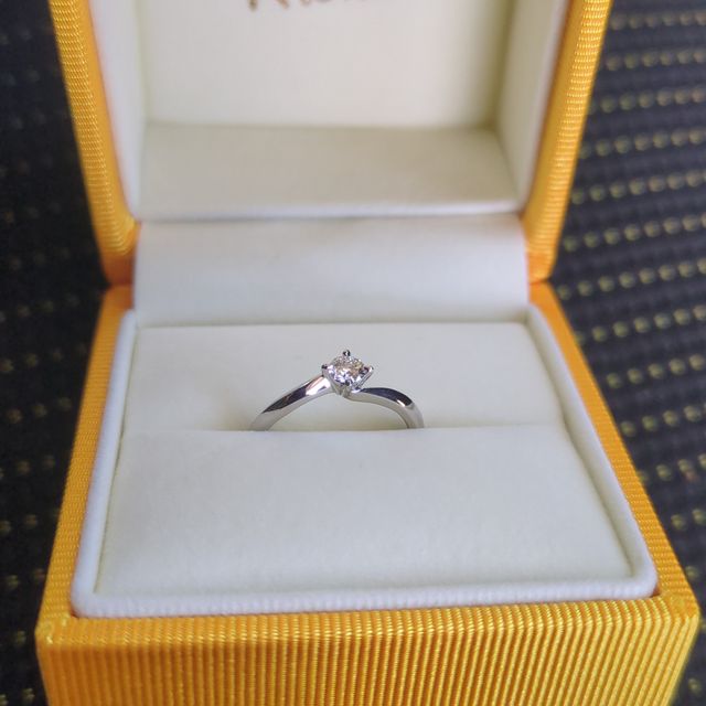 【ケイウノ ブライダル(K.UNO BRIDAL)の口コミ】  さりげないウェーブが可愛い。まっすぐではなく、ゆるくカーブしたデザイ…