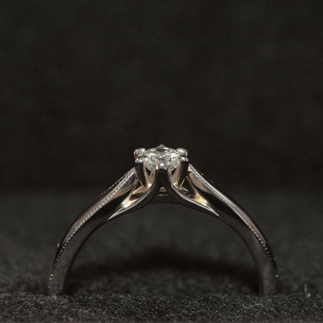 【TANZO.(鍛造指輪)の口コミ】 ダイヤ持ち込みのため、フルオーダーで注文しました。
普段使いができる、…