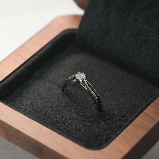 【TANZO.(鍛造指輪)の口コミ】 ダイヤ持ち込みのため、フルオーダーで注文しました。
普段使いができる、…