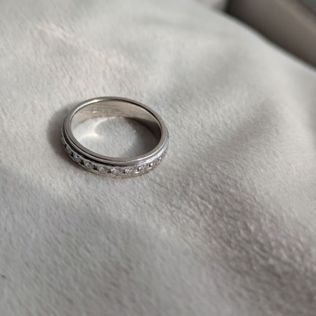 【ラザール ダイヤモンド(LAZARE DIAMOND)の口コミ】 ダイヤモンドの輝きと指輪の幅で決めました。
細いリングも可愛いですが華…