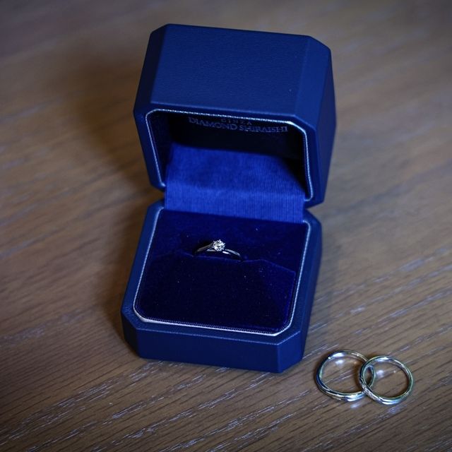 【銀座ダイヤモンドシライシの口コミ】 指が綺麗に見えるウェーブ
ダイヤが大きすぎず主張しすぎない大きさ
ダイ…