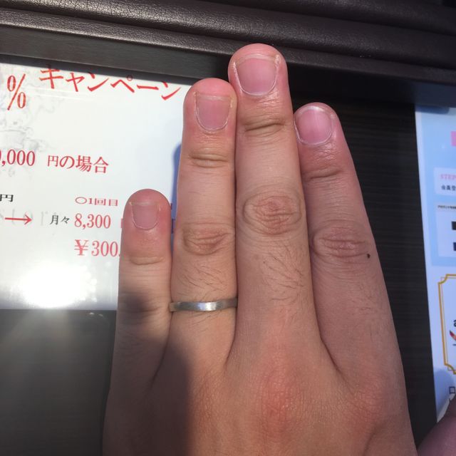 【JEWELRY  KAMATA(ジュエリーかまた)の口コミ】 Ｖ字のシルエットで、とてもシンプルなデザインでした。
つや消し加工がさ…