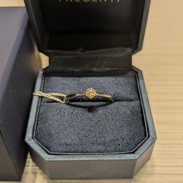 【TRECENTI(トレセンテ)の口コミ】 シンプルかつスタイリッシュなデザイン。
上から見るとダイヤモンドに向か…