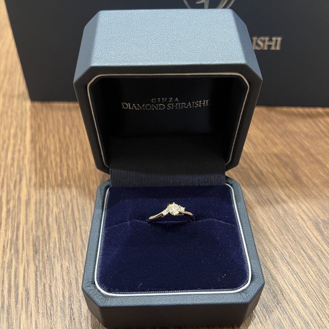 【銀座ダイヤモンドシライシの口コミ】 指が少しでも長く見えるデザインがいいなと思い、ウェーブにしました！ま…