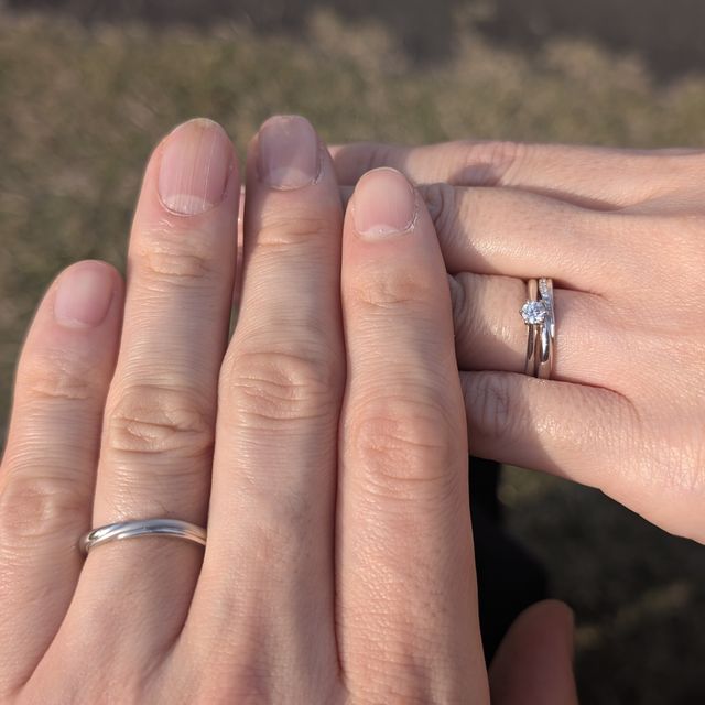 【銀座ダイヤモンドシライシの口コミ】 シンプルでも可愛いデザインだと思いました。ウェーブは極端じゃなくて指…