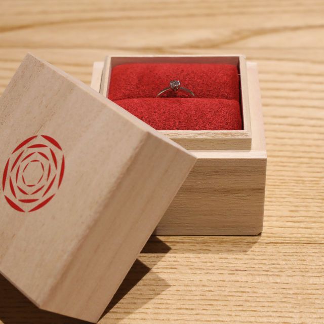 【出雲結(いずもゆい)の口コミ】 ダイヤモンドが一石とシンプルだがキラキラしています。名前の祈結(いのり…