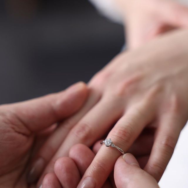 【アイプリモ(I-PRIMO)の口コミ】 大きめダイヤのサイドにメレダイヤがついているデザインで控えめながらも…