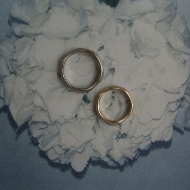 【atelier ST, CAT(アトリエ エスティーキャット)の口コミ】 同じデザインで、色は自分達の好きな色に。
リングのデザインはゆるいウェ…