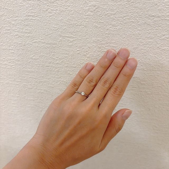 【銀座ダイヤモンドシライシの口コミ】 シンプル王道な婚約指輪に憧れていたので、まさに理想のデザインでした。…