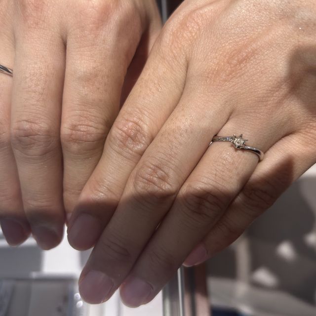 【銀座ダイヤモンドシライシの口コミ】 サイドのダイヤモンドが自分側からも見る人側からも綺麗に輝いて見える。…