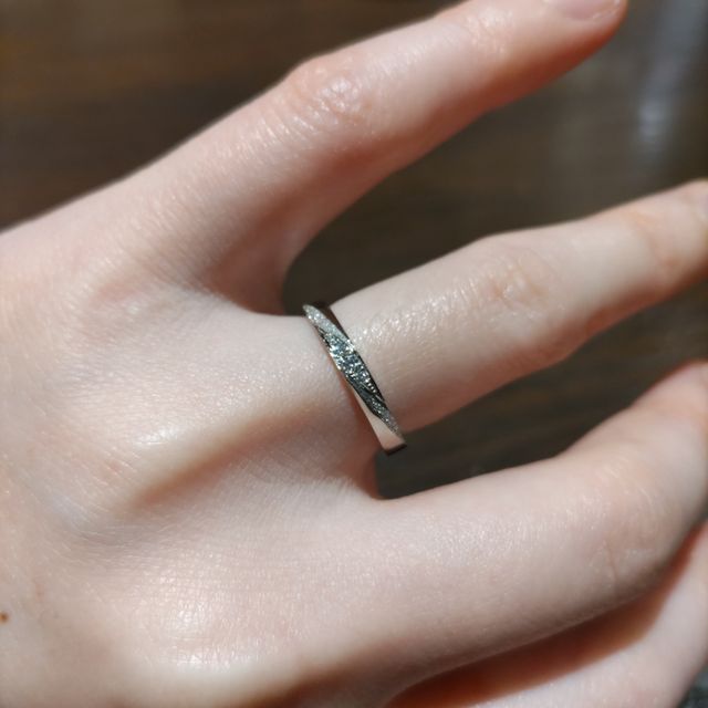 【TANZO.(鍛造指輪)の口コミ】 プラチナ製でダイヤモンドを３つ付けましたが、スターダスト加工をするこ…