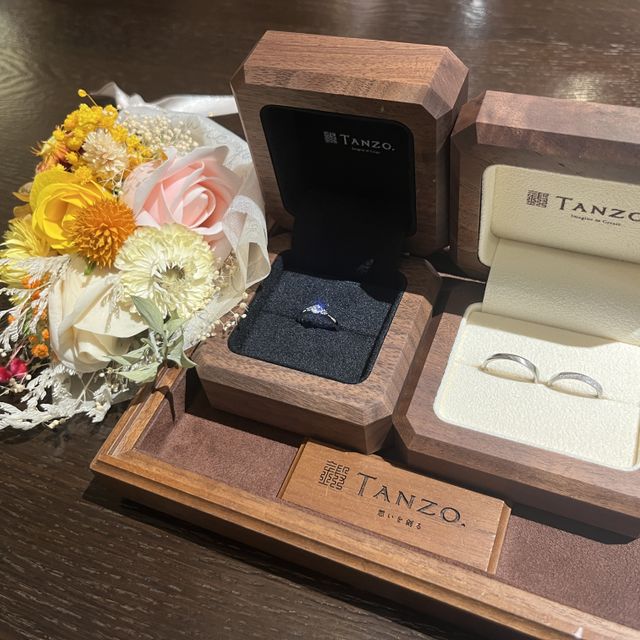 【TANZO.(鍛造指輪)の口コミ】 婚約指輪:真ん中に0.209ctのダイヤモンド，サムシングブルー要素を入れた…