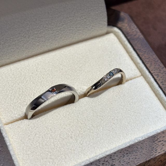 【TANZO.(鍛造指輪)の口コミ】 ゴールドの中でも、自分の指に肌馴染みの良い色を選びました。石は1点水色…