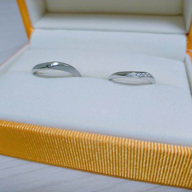 【ケイウノ ブライダル(K.UNO BRIDAL)の口コミ】 お互いの指に会う質感を選んだのですが、ペアであることがわかるようなデ…