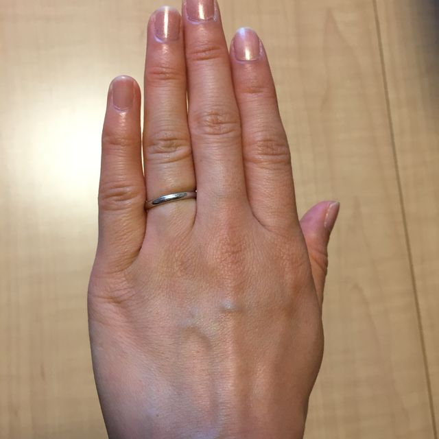 【ティファニー(Tiffany & Co.)の口コミ】 指輪をはめていないかのような、とても軽い付け心地がよい。結婚指輪は日…