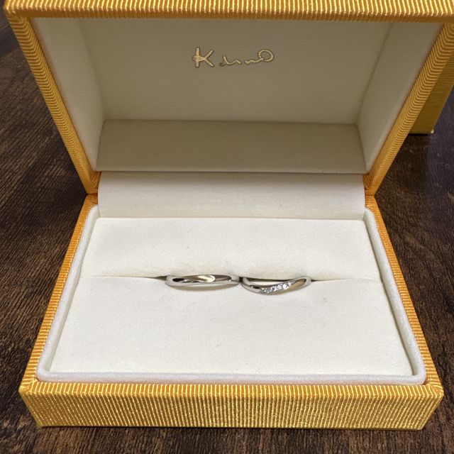 【ケイウノ ブライダル(K.UNO BRIDAL)の口コミ】 デザインはもちろん、指輪の裏側に2人をイメージした刻印を入っていて可愛…