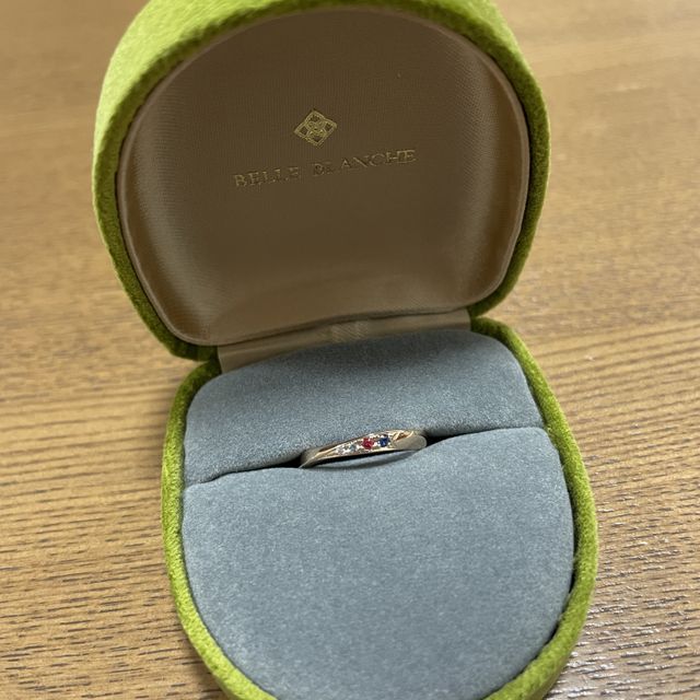 【BELLE BLANCHE(ベルブランシュ)の口コミ】 結婚10年の記念に、家族の誕生石が入れられるリングを作りました。
誕生石…