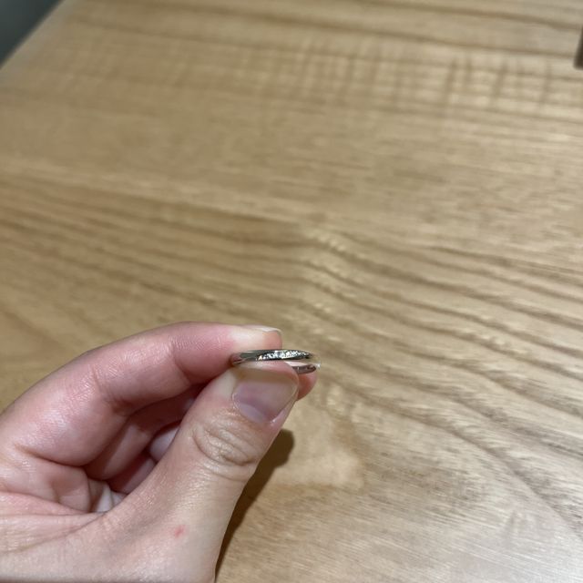 【出雲結(いずもゆい)の口コミ】 シンプルだと思いきやダイヤが斜めに散りばめられているところです。彼と…