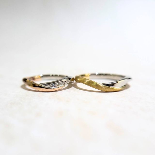 【LAPAGE(ラパージュ)の口コミ】 女性の指輪の外側に付いてるピンクと青のダイヤは、付ける場所を決める事…