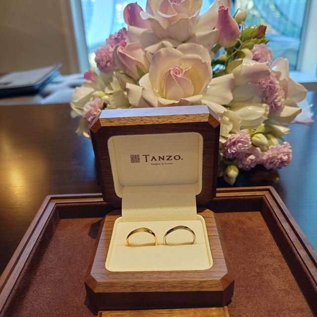 【TANZO.(鍛造指輪)の口コミ】 正面にマット加工を入れて、ゴールドだが目立ちにくい仕上がりになってい…