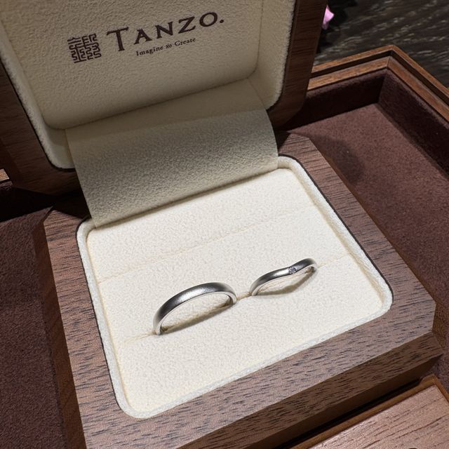 【TANZO.(鍛造指輪)の口コミ】 指輪の細さは出来るだけ細いものがよかったので、自分の指にあった理想的…