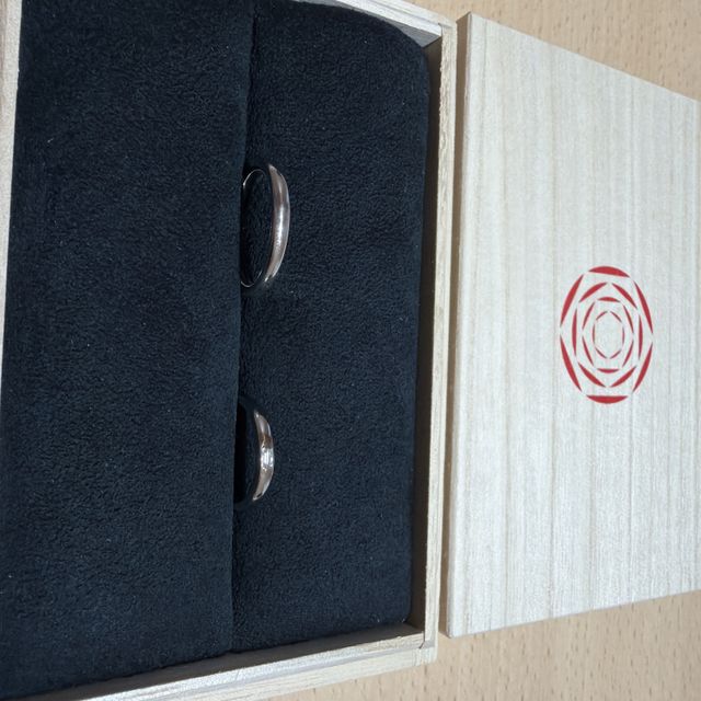 【出雲結(いずもゆい)の口コミ】 シンプルなデザインで真ん中のダイヤモンドが綺麗に輝いています。派手さ…