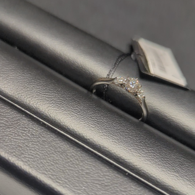 【ラザール ダイヤモンド(LAZARE DIAMOND)の口コミ】 ダイヤモンドの輝きが美しく、またデザインがとてもエレガントでオシャレ…