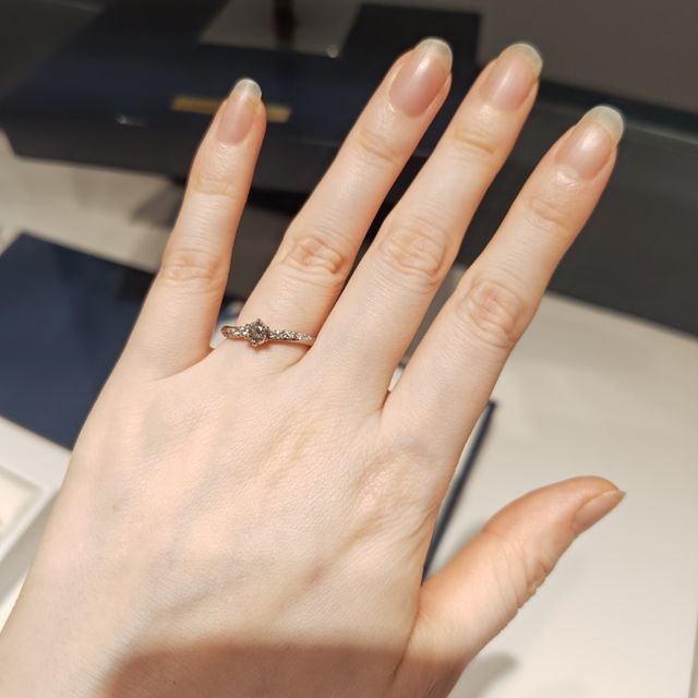 【銀座ダイヤモンドシライシの口コミ】 ダイヤモンドが煌びやかに光り、どこから見ても上品な輝きがとても素敵な…