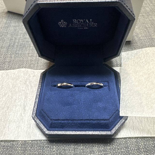 【ROYAL ASSCHER(ロイヤル・アッシャー)の口コミ】 色々な指輪を試着したけれど、これが一番指にフィットした。一生ものだか…