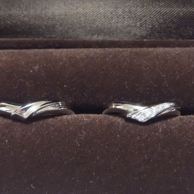 【アイプリモ(I-PRIMO)の口コミ】 お店の方から「手を繋いでいるようなデザイン」と説明され、結婚指輪のデ…