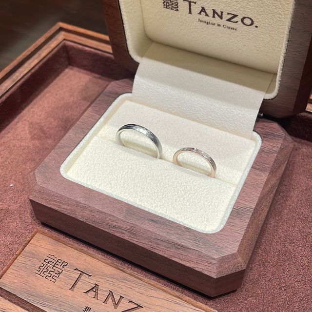 【TANZO.(鍛造指輪)の口コミ】 お互いの好みを尊重して、素材や加工などはそれぞれ違うものを選択しまし…