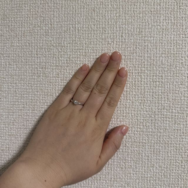 【Flowaves(フロウェーブス)の口コミ】 ダイヤモンドが美しく、とても綺麗に輝いています。つけた時に指が長く見…