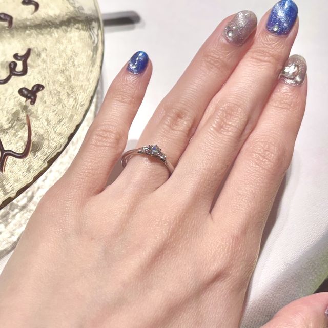 【ラザール ダイヤモンド(LAZARE DIAMOND)の口コミ】 横から見た際にユリの花のような形になっており、光を多く取り入れるデザ…