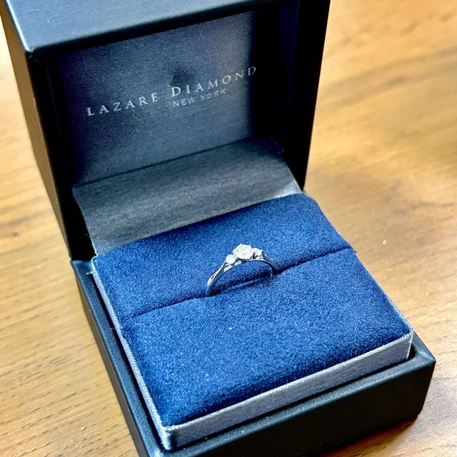 【ラザール ダイヤモンド(LAZARE DIAMOND)の口コミ】 横から見た際にユリの花のような形になっており、光を多く取り入れるデザ…