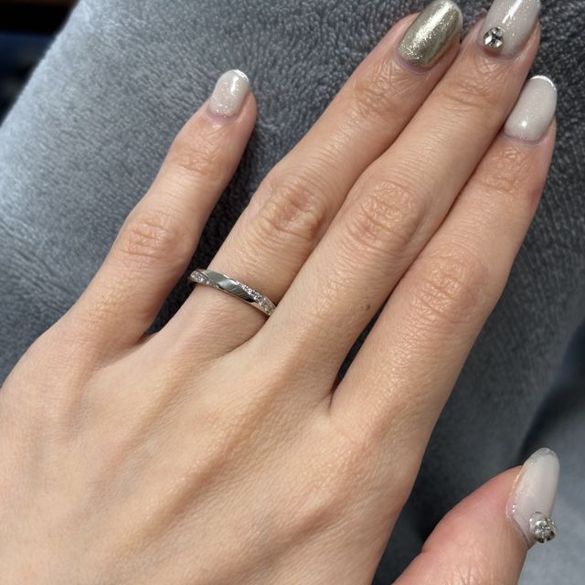 【ラザール ダイヤモンド(LAZARE DIAMOND)の口コミ】 日常的に着けやすいシンプルな結婚指輪というよりはダイヤがついていて気…