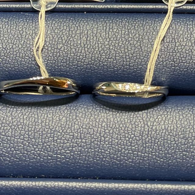 【銀座ダイヤモンドシライシの口コミ】 細目で、ウェーブかかっている付け心地がいいものを試着しました。女性の…