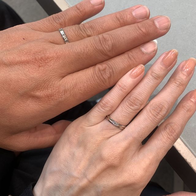 【アイプリモ(I-PRIMO)の口コミ】 センターラインとリングの内側がピンクゴールドになっている。小さなハー…