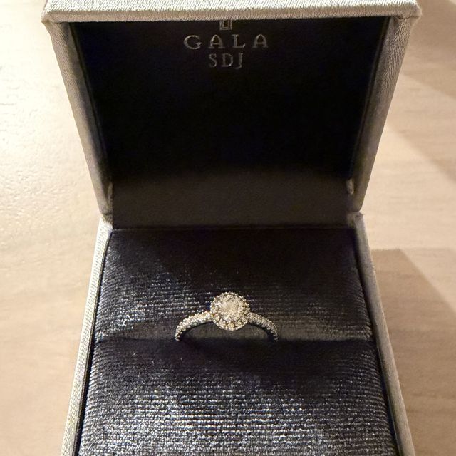 【GALA JEWELRY(ガラジュエリー)の口コミ】 王道の取り巻きデザインにしました。たくさんの細かいダイヤモンドでデザ…