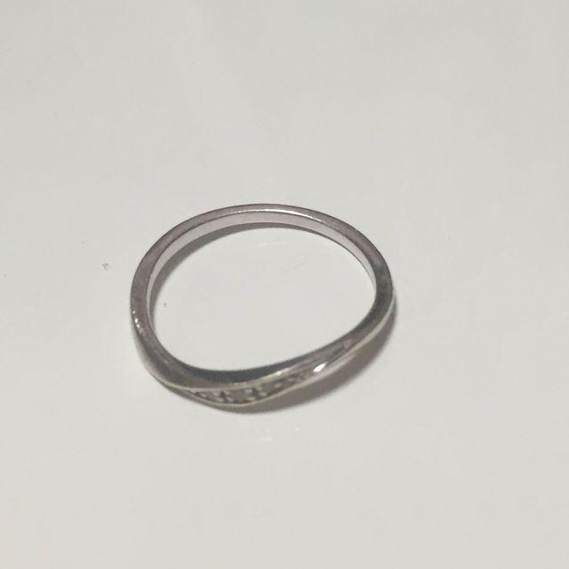 【4℃ BRIDAL(ヨンドシーブライダル)の口コミ】 自分の指が７号であるため、奇数号は取り寄せになると言われたが、流線型…