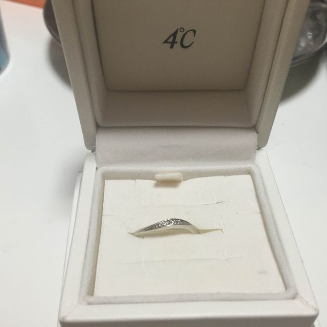 【4℃ BRIDAL(ヨンドシーブライダル)の口コミ】 自分の指が７号であるため、奇数号は取り寄せになると言われたが、流線型…