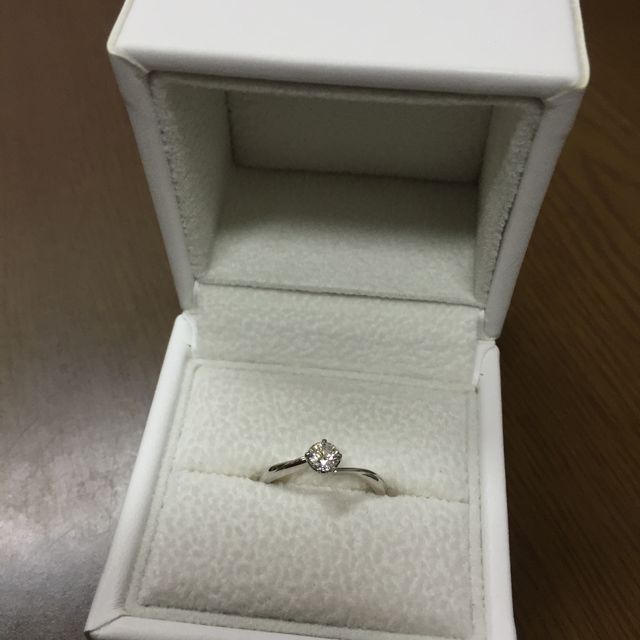 【AFFLUX(アフラックス)の口コミ】 婚約指輪は沢山試着して迷いましたが、6号と比較的指が細いのでボリューム…