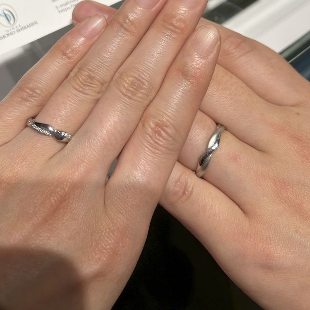 【銀座ダイヤモンドシライシの口コミ】 不思議なひねりのある形がとても印象的で、見る角度によって表情が変わる…