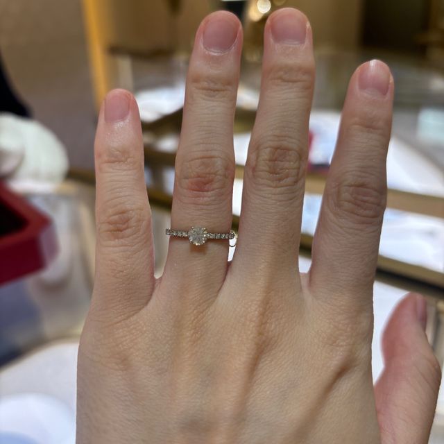 【カルティエ(Cartier)の口コミ】 周りにもダイヤがついているため、キラキラしてかわいいです。細身のリン…