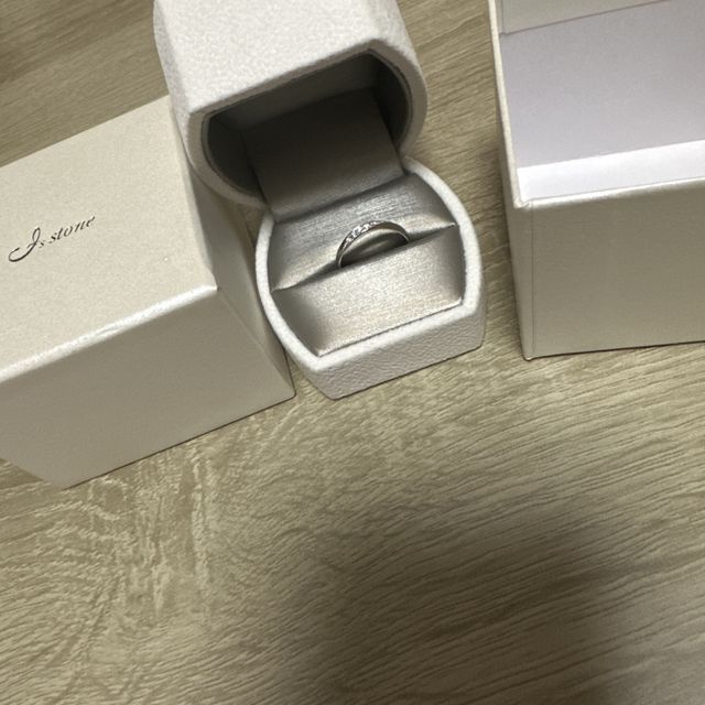 【I's stone(アイズストーン)の口コミ】 指輪のデザインですが斜めにダイヤモンドが埋め込まれてるデザインでその…