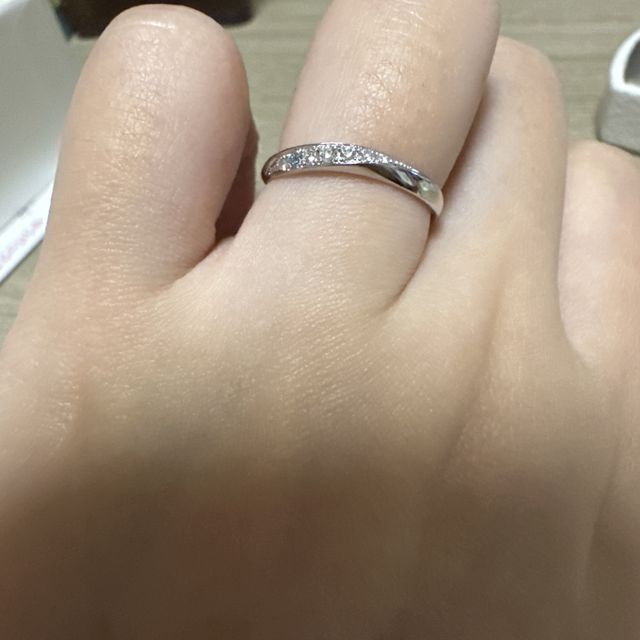 【I's stone(アイズストーン)の口コミ】 指輪のデザインですが斜めにダイヤモンドが埋め込まれてるデザインでその…
