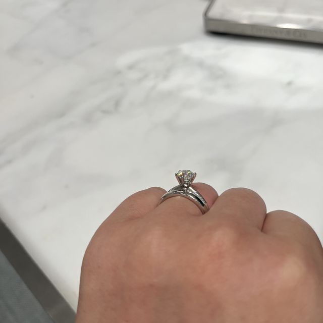 【ティファニー(Tiffany & Co.)の口コミ】 プラチナで、ティファニーと決めていました。セッティングは6つの爪で石の…